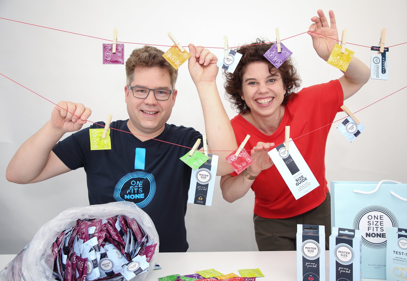 Jan og Eva Krause administrerende direktører for Vinergy GmbH med Mister Size kondomer