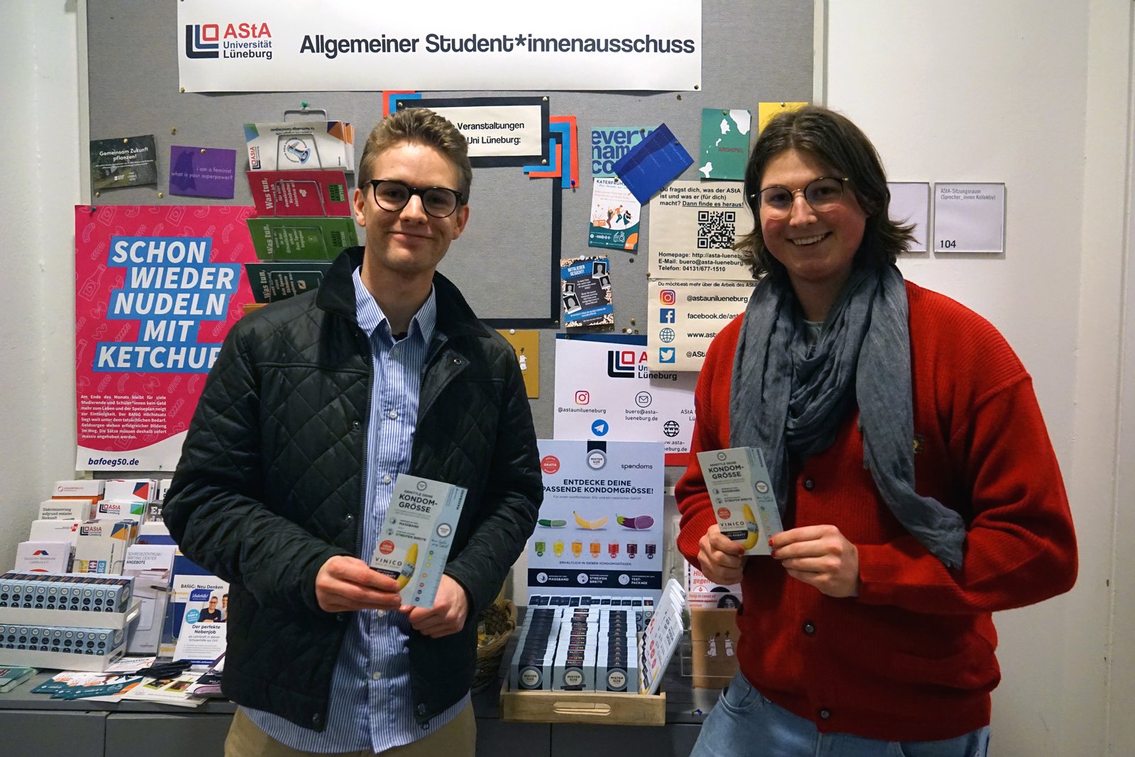 Luis fra Spondoms (til venstre) åbner den gratis kondomautomat sammen med Max fra AStA fra Leuphana University Lüneburg (til højre).