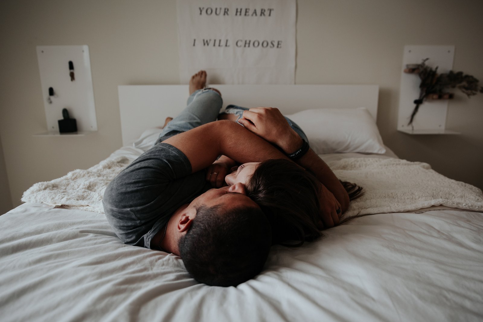 En mand uden erektil dysfunktion eller potensproblemer ligger i sengen ved siden af en kvinde, og begge krammer sammen.