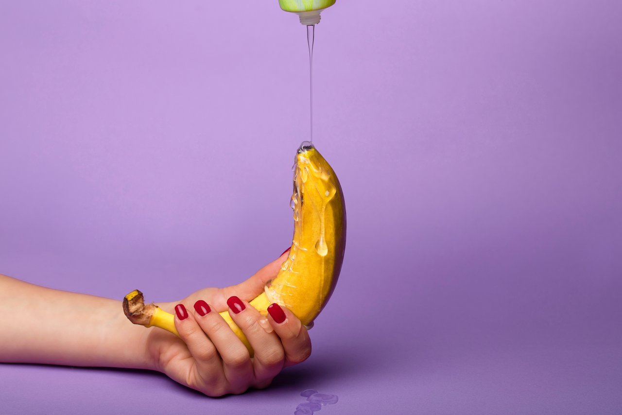 Smøremidlet køres over en banan, der holdes med den ene hånd