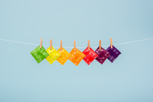 7 verschiedene Kondomgrößen von Mister Size an Wäscheleine