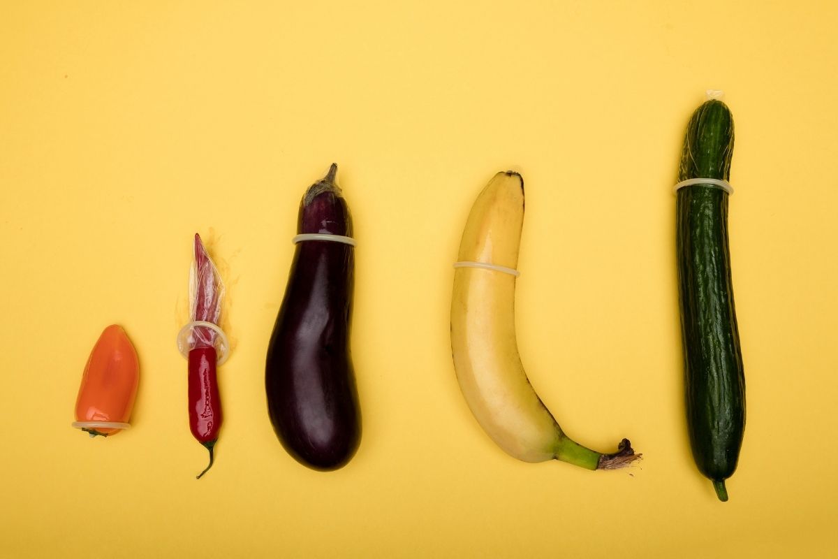 Kondomer på frugt og grøntsager i forskellige størrelser